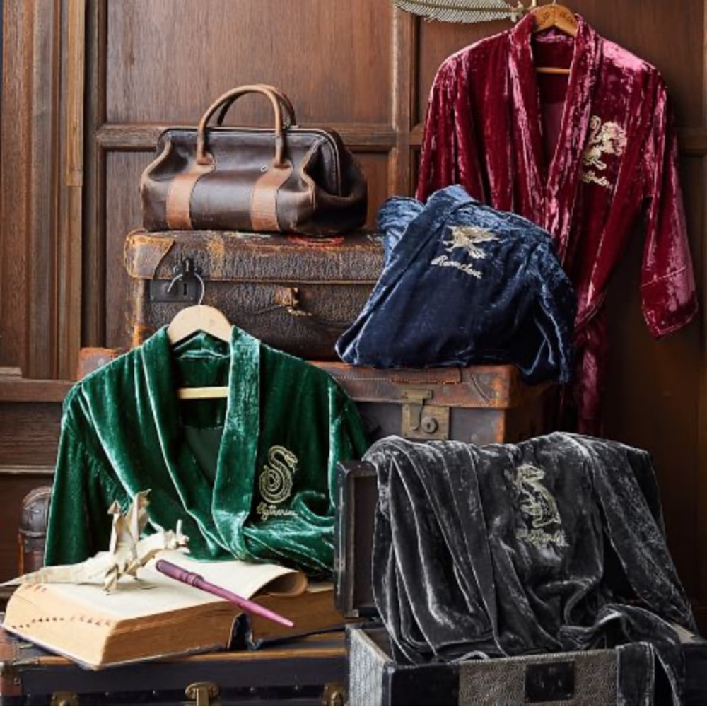 🏰Harry Potter🏰 x Pottery Barn HUFFLEPUFF Teen Velvet Robe - Picture 5 of 16